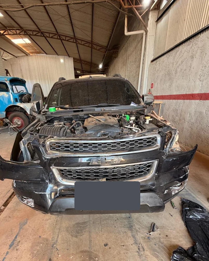 A mesma camionete S10 antes do reparo, com a frente desmontada